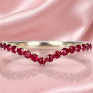 Obrączka ślubna ze srebra próby 925 z diamentami i jodełką, pierścionek w kształcie litery V