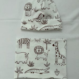 Puede incluir: Un juego de tres tazas de cerámica con un acabado mate moteado. Las tazas son de color crema, gris claro y gris oscuro. Cada taza tiene un diseño simple y minimalista, ideal para café o té.