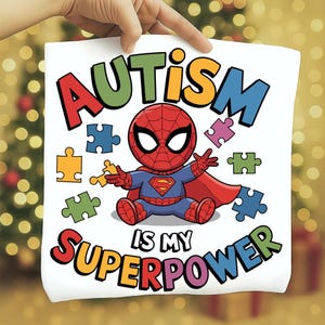 Puede incluir: Gráfico blanco con un personaje de dibujos animados de Spider-Man con un logotipo de Superman en el pecho. El texto dice "EL AUTISMO ES MI SUPERPODER" en letras coloridas, rodeado de piezas de rompecabezas.
