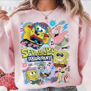 Puede incluir: Una sudadera rosa claro con un estampado gráfico colorido de los personajes de Bob Esponja, incluyendo a Patricio Estrella, Calamardo Tentáculos y Gary el caracol. El diseño incluye el texto SpongeBob SquarePants, Boing y Zzz...?!