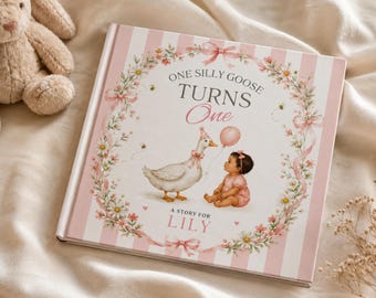 Può includere: Un libro con copertina rigida a righe rosa e bianche decorato con una ghirlanda floreale, un'oca con un cappellino da festa e un bambino. Il testo recita: One Silly Goose Turns One, A Story For Lily. L'illustrazione include nastri rosa e api.
