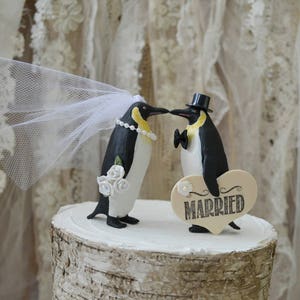 Penguin-wedding-cake topper-penguin lover-snow-winter-zoo-animal-woodland-bird-polar bear-bride-groom-Mr and Mrs-kissing-love birds