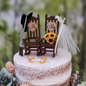 Miniature rocking chairs sunflowers cowboy hat bride and groom rifle gun western wedding cake topper deer antler hunting theme 6 inch cake Bild 1
