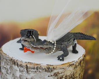 Alligator wedding cake topper Florida Gators UF bride and groom reptile zoo themed university of Florida zoo wedding ivory veil