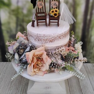 Miniature rocking chairs sunflowers cowboy hat bride and groom rifle gun western wedding cake topper deer antler hunting theme 6 inch cake Bild 4