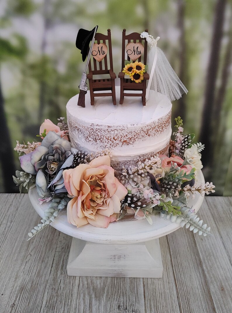 Miniature rocking chairs sunflowers cowboy hat bride and groom rifle gun western wedding cake topper deer antler hunting theme 6 inch cake Bild 4