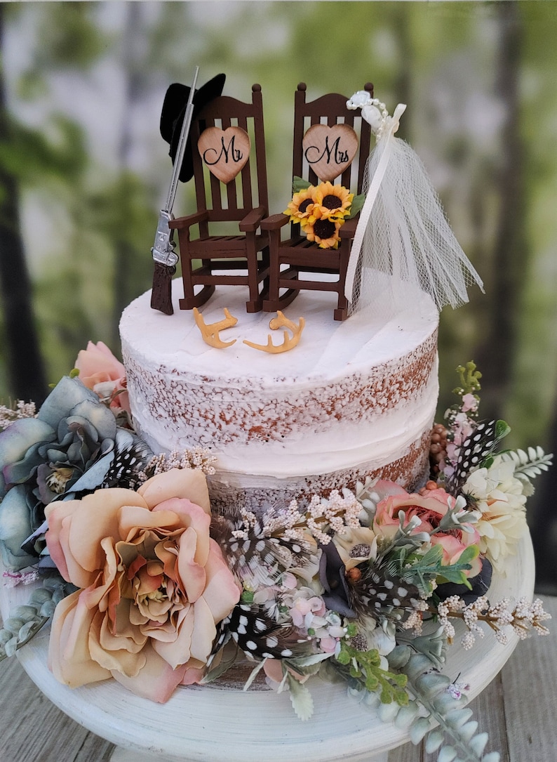 Miniature rocking chairs sunflowers cowboy hat bride and groom rifle gun western wedding cake topper deer antler hunting theme 6 inch cake Bild 1
