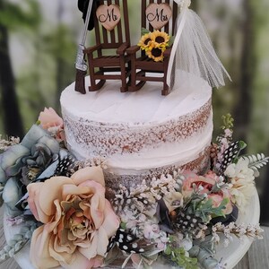 Miniature rocking chairs sunflowers cowboy hat bride and groom rifle gun western wedding cake topper deer antler hunting theme 6 inch cake Bild 5
