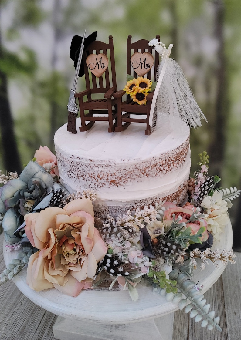 Miniature rocking chairs sunflowers cowboy hat bride and groom rifle gun western wedding cake topper deer antler hunting theme 6 inch cake Bild 5