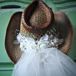 Western-cowgirl-wedding-hat-white-veil-rustic-bride-country-boots-cake topper-bachelorette-cowgirl hat-with veil-western wedding