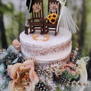 Miniature rocking chairs sunflowers cowboy hat bride and groom rifle gun western wedding cake topper deer antler hunting theme 6 inch cake Bild 3