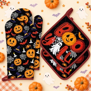 Pode incluir: Uma luva de forno preta e dois pegadores de panela quadrados com um padrão de Halloween de abóboras laranja, teias de aranha brancas, chapéus de bruxa roxos, morcegos e velas. Os pegadores exibem o texto vermelho BOO com um fantasma.