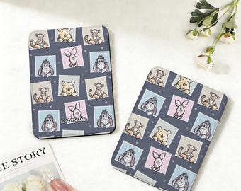 Etui na Kindle z motywem Kubusia Puchatka i Przyjaciół, spersonalizowane, do czytników Paperwhite 12, 7"/11, 6,8"/10, 6", Kindle 10, 11. generacji, Kindle 2024, Colorsoft Cover