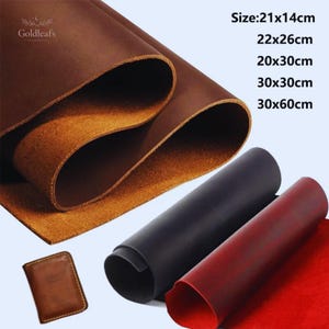 Puede incluir: Hojas de cuero en marrón, negro y rojo, enrolladas y planas. También se muestra una pequeña cartera de cuero marrón. Las medidas se indican en centímetros: 21x14cm, 22x26cm, 20x30cm, 30x30cm y 30x60cm.