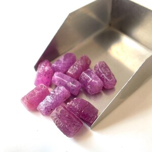 10 piezas de rubí rosa natural en bruto, cristal de rubí curativo de 4-7 mm para facetas, sanación, energía, protección, inauguración de casa, fabricación de joyas, regalo.
