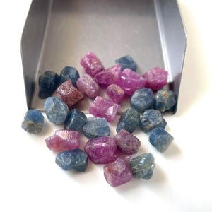 26 sztuk – naturalny surowy rubinowy szafir w stanie surowym – do uzdrawiania – ochrona energetyczna – ogrzewanie domu – do wyrobu biżuterii – prezent – rozmiar 4–6 mm