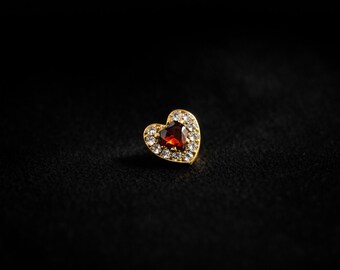 Delicato orecchino a bottone piatto con zirconi cubici a forma di cuore color cremisi, in titanio di qualità implantare