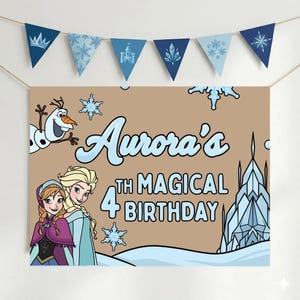 Puede incluir: Una pancarta de cumplea&ntilde;os con personajes de la pel&iacute;cula Frozen. La pancarta dice "&iexcl;4&ordm; Cumplea&ntilde;os M&aacute;gico de Aurora!" con ilustraciones de Elsa, Anna y Olaf. Banderines triangulares azules con varios dise&ntilde;os cuelgan encima.