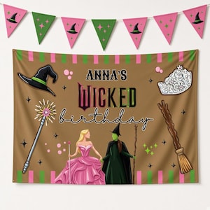 Könnte beinhalten: Ein rechteckiger Stoffhintergrund mit dem Text ANNA'S WICKED birthday in schwarzer und grüner Schrift. Das Design enthält Illustrationen eines Hexenhutes, einer Krone, eines Zauberstabs, eines Besens und zwei Figuren in rosa und grünen Kleidern.