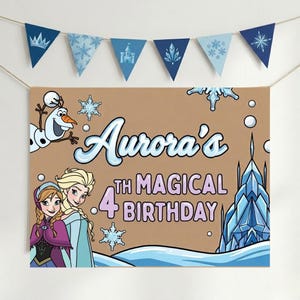 Puede incluir: Un cartel de cumplea&ntilde;os con el texto "Aurora's 4th Magical Birthday" e ilustraciones de personajes y elementos de la pel&iacute;cula Frozen. Incluye una guirnalda de banderines azules con dise&ntilde;os blancos.