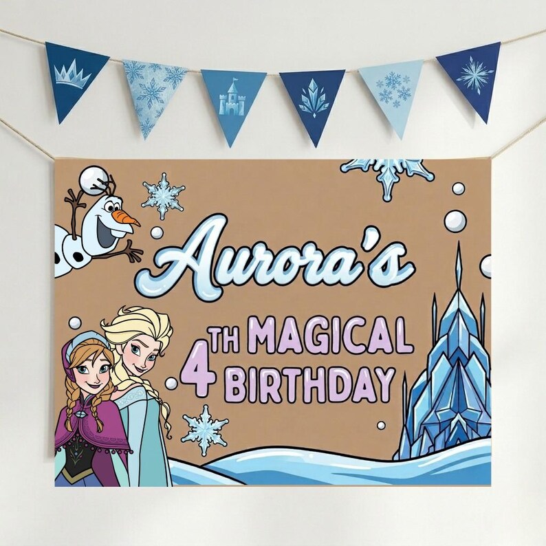 Puede incluir: Un cartel de cumplea&ntilde;os con el texto "Aurora's 4th Magical Birthday" e ilustraciones de personajes y elementos de la pel&iacute;cula Frozen. Incluye una guirnalda de banderines azules con dise&ntilde;os blancos.