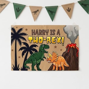 Może przedstawiać: Brązowy plakat z napisem "HARRY IS A TWO-REX!" przedstawia zielonego Tyrannosaurus Rexa i pomarańczowego Triceratopsa. W tle wulkan wybucha. Nad nim wisi baner z motywem dinozaurów.