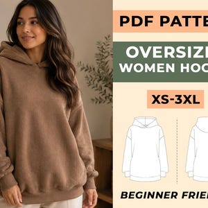 Op de afbeelding: Een vrouw draagt een bruine oversized hoodie. De afbeelding bevat de tekst "PDF PATTERN OVERSIZED WOMEN HOODIE XS-3XL BEGINNER FRIENDLY". De hoodie heeft een capuchon en lange mouwen. Het patroon bevat een voor- en achteraanzicht van de hoodie.