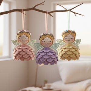 Può includere: Un set di tre tazze in ceramica con finitura opaca e macchiettata. Le tazze sono nei toni del crema, grigio chiaro e grigio scuro. Ogni tazza ha un design semplice e minimalista, ideale per caffè o tè.