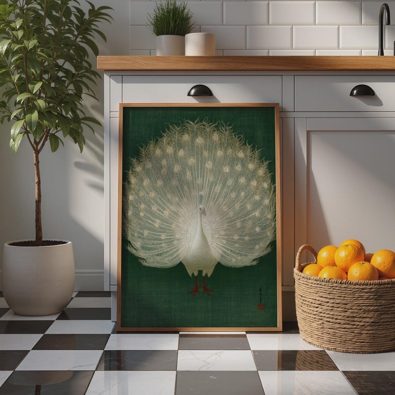 Lámina artística de pavo real blanco meticulosamente detallada, elegante decoración de pared, estilo botánico minimalista. imagen 2