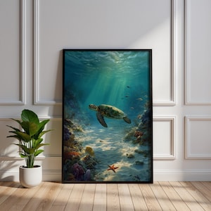 Puede incluir: Impresión artística enmarcada de una tortuga marina nadando bajo el agua. La obra representa un vibrante arrecife de coral con una estrella de mar en el fondo arenoso del océano. La tortuga tiene un caparazón estampado y el agua está iluminada por la luz solar.