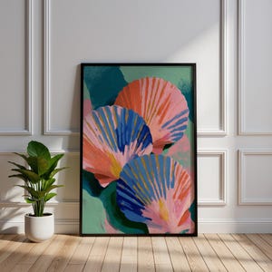 Może przedstawiać: Oprawiony wydruk artystyczny przedstawiający trzy stylizowane muszle w odcieniach różu, niebieskiego i pomarańczowego. Grafika ma nowoczesny, abstrakcyjny styl z turkusowo-zielonym tłem. Wydruk jest prezentowany w czarnej ramie.