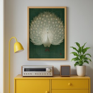 Lámina artística de pavo real blanco meticulosamente detallada, elegante decoración de pared, estilo botánico minimalista. imagen 6