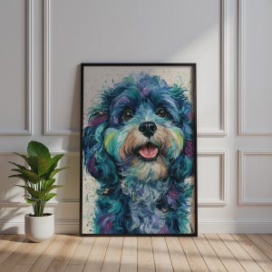 Könnte beinhalten: Ein gerahmter Wandkunstdruck mit einem impressionistischen Gemälde eines Hundes mit dicken, strukturierten Pinselstrichen in den Farben Dunkelblau, Türkis, Violett und Creme. Der Hund hat einen fröhlichen Ausdruck mit offenem Maul.