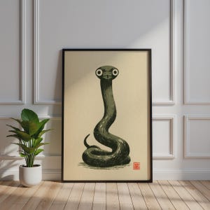 Puede incluir: Una lámina de arte enmarcada que muestra una serpiente de color verde oscuro con ojos grandes y separados sobre un fondo beige claro. La serpiente aparece en una posición enroscada y erguida. Se observa un pequeño sello rojo con caracteres japoneses.