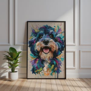 Pode incluir: Uma impressão de arte emoldurada apresentando uma pintura a óleo abstrata e vibrante de um cão com uma expressão feliz. O cão tem pelo azul escuro, roxo e azul-petróleo com detalhes castanhos ao redor do focinho e dos olhos.