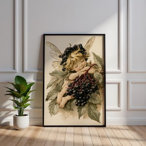Op de afbeelding: Een ingelijste wandkunstprint met een fee met blond haar versierd met donkere bessen, rustend tegen een tros zwarte vlierbessen en groene bladeren, weergegeven in een zachte, illustratieve stijl met gedetailleerde vleugels.
