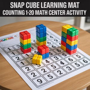 Puede incluir: Un tapete de aprendizaje con el texto "SNAP CUBE LEARNING MAT COUNTING 1-20 MATH CENTER ACTIVITY" presenta cubos encajables de colores dispuestos en una cuadrícula con números. Los cubos son rojos, amarillos, verdes y azules, y están apilados.
