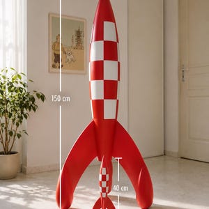 Peut inclure: Maquette de fusée rouge et blanche, mesurant 150 cm de haut et 40 cm de large. La fusée présente un motif à carreaux sur le corps et les ailerons. Il s'agit d'un objet décoratif, probablement de collection ou une œuvre d'art.