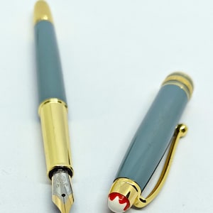 Peut inclure: Panneau en bois rustique avec l'inscription "Welcome to our home" en lettres blanches. Le panneau pr&eacute;sente une finition vieillie et un design simple et accueillant, id&eacute;al pour la d&eacute;coration d'entr&eacute;e.