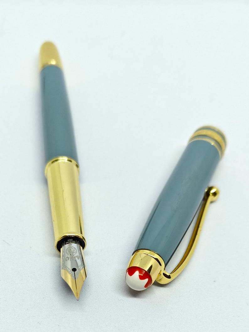 Peut inclure: Panneau en bois rustique avec l'inscription "Welcome to our home" en lettres blanches. Le panneau pr&eacute;sente une finition vieillie et un design simple et accueillant, id&eacute;al pour la d&eacute;coration d'entr&eacute;e.