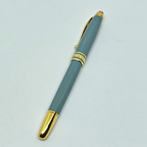 Peut inclure: Ensemble de trois mugs en c&eacute;ramique avec une finition mate et mouchet&eacute;e. Les tasses sont de couleur cr&egrave;me, gris clair et gris fonc&eacute;. Chaque mug a un design simple et minimaliste.