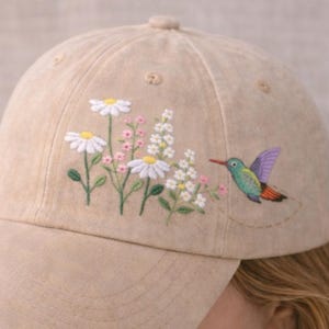 Personlig blommig broderad basebollkeps med kolibri, personlig hatt med initial och blommig bokstav, handgjord bomullspresent till henne