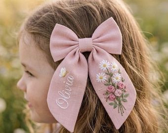 Lazo para el cabello bordado personalizado para niñas de las flores, lazo de lino con nombre personalizado, regalo de cumpleaños para niñas pequeñas, accesorio para el cabello botánico cosido a mano.