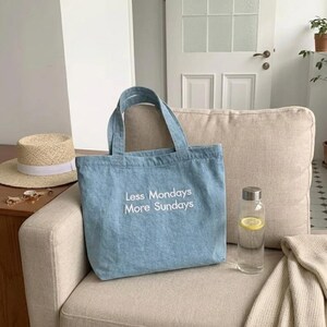 Puede incluir: Un juego de tres tazas de cerámica con un acabado moteado y mate. Las tazas son de color crema, gris claro y gris oscuro. Cada taza tiene un diseño simple y minimalista, ideal para café o té.