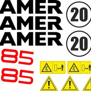 Könnte beinhalten: Eine Sammlung schwarzer und roter Aufkleber und Sicherheitsschilder. Das Wort "KRAMER" wird in Schwarz wiederholt. Rote Zahlen "5085" sind ebenfalls vorhanden. Es gibt kreisförmige Schilder mit der Zahl "20" und gelbe Warnschilder.