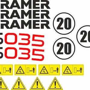 Könnte beinhalten: Eine Sammlung schwarzer und roter Aufkleber und Abziehbilder. Das Wort "KRAMER" wird dreimal in Schwarz wiederholt. Die Zahlen "5035" werden zweimal in Rot und Schwarz angezeigt. Es gibt auch mehrere "20" Geschwindigkeitsbegrenzungsschilder und Warnschilder.