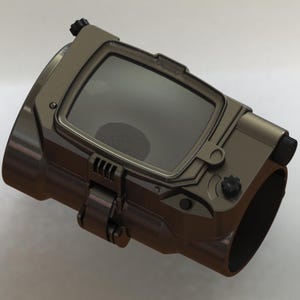 Könnte beinhalten: Ein dunkelbronze-farbenes Zielfernrohr mit rechteckiger Linse und verstellbaren Knöpfen. Das Zielfernrohr hat einen zylindrischen Körper mit einer Klappklemme und ist für die Montage an einer Schusswaffe konzipiert. Das Design des Zielfernrohrs ist modern und taktisch.