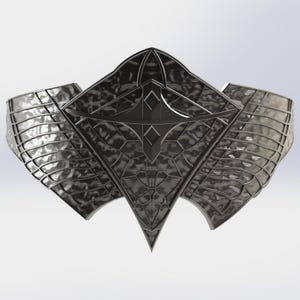 Può includere: Un elemento decorativo color argento metallizzato con un design geometrico. L'elemento centrale è una forma a diamante con un motivo intricato, affiancato da ali curve e strutturate. Il design generale è simmetrico e dettagliato.