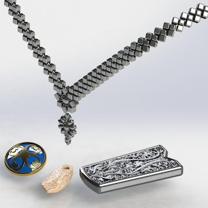 Puede incluir: Un collar plateado con un colgante floral y una pulsera a juego. También se incluye un colgante circular azul y dorado, un colgante beige y un objeto rectangular plateado con un diseño ornamentado.
