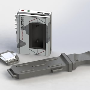 Puede incluir: Un Sony Walkman blanco y gris con el texto "Recording Walkman", un accesorio gris y un objeto gris con forma de cuchillo. El Walkman tiene botones rojos y verdes y una pantalla negra. El accesorio tiene una superficie blanca.